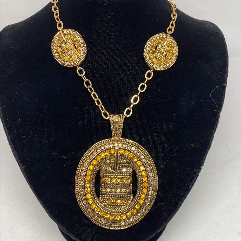 SALE! Beautiful gold tone necklace.